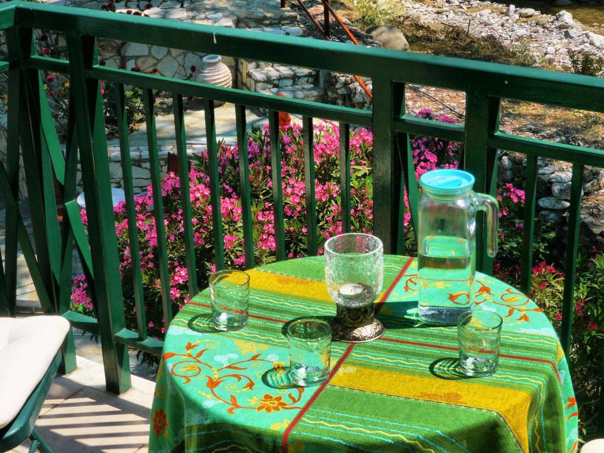 Steinturm Mit Dach-Terrasse Zwischen Fluss, Meer Und Gebirge- Spiti Pirgos Paralia Sergoulas Esterno foto