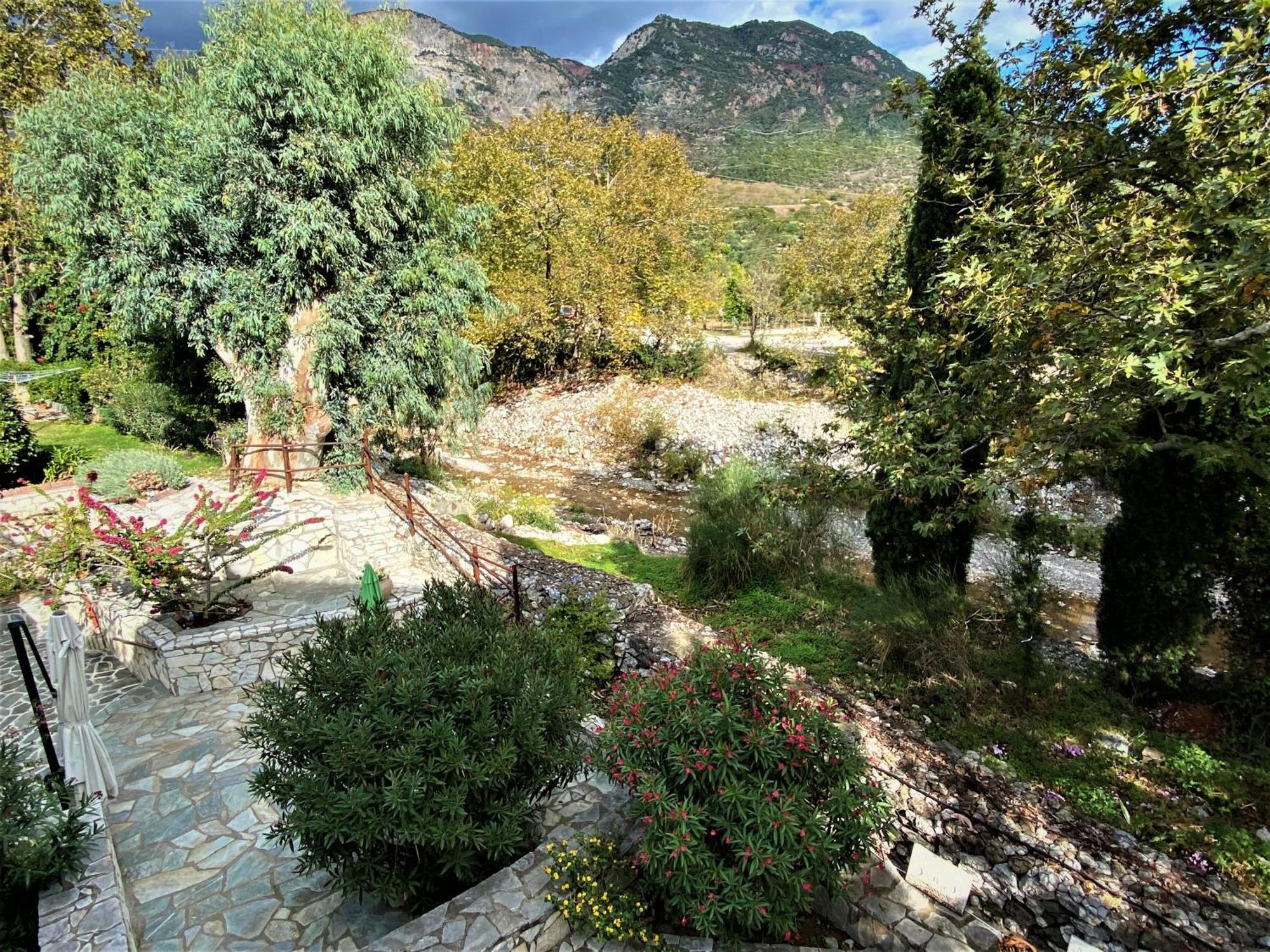 Steinturm Mit Dach-Terrasse Zwischen Fluss, Meer Und Gebirge- Spiti Pirgos Paralia Sergoulas Esterno foto