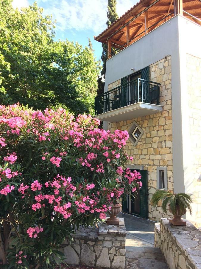 Steinturm Mit Dach-Terrasse Zwischen Fluss, Meer Und Gebirge- Spiti Pirgos Paralia Sergoulas Esterno foto